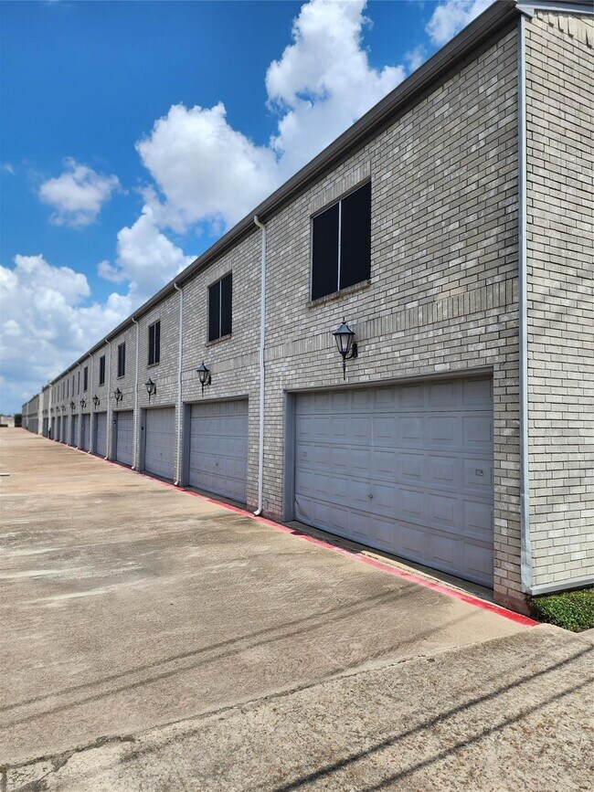 Building Photo - 7399 Regency Square Ct