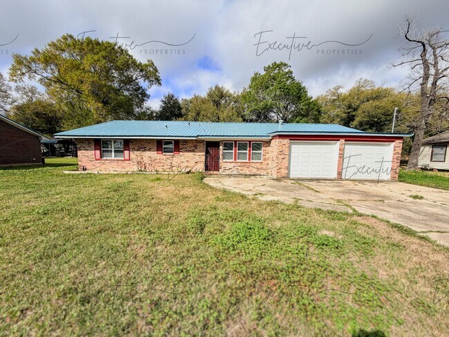 Building Photo - Available Now – Updated 3-Bed, 2-Bath Home in Iowa with Garage