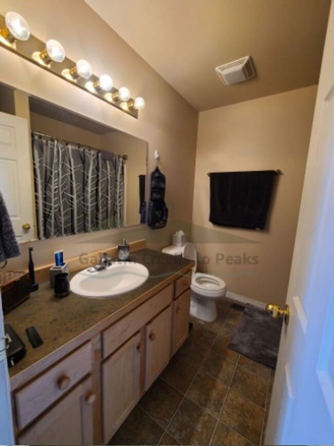 Building Photo - 3 Bedroom 2 Bathroom Home