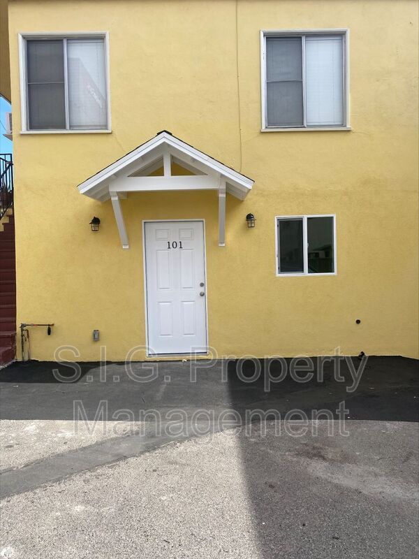 Building Photo - 354 E Providencia Ave