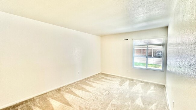 Building Photo - Light, Bright, and Lovely Ground Level Con...