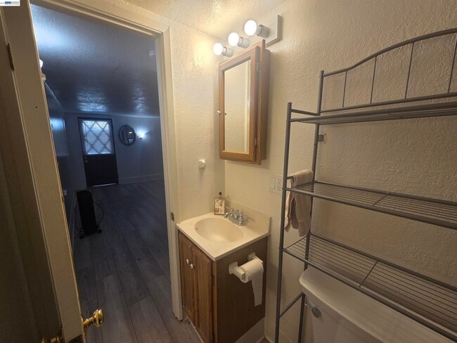 Building Photo - 3851 Vineyard Ave