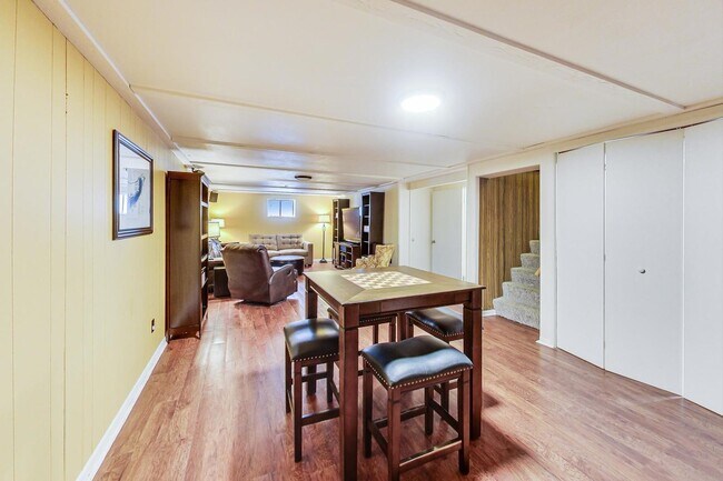 Building Photo - 1304 N Mitchell Ave