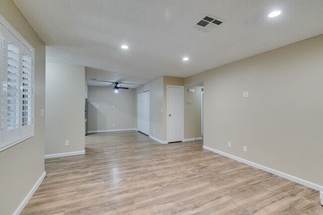 Building Photo - GORGEOUS 2 BEDROOMS CONDO*JUST COMPLETED UPGRADES*SOUTHWEST AREA*COMMUNITY AMENITIES*