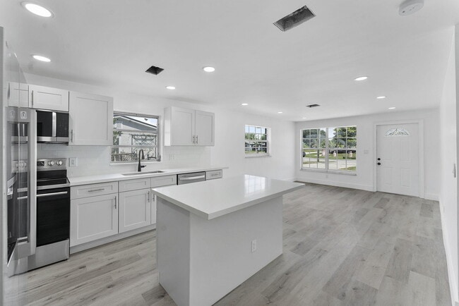 Building Photo - 354 NW 4th Pl