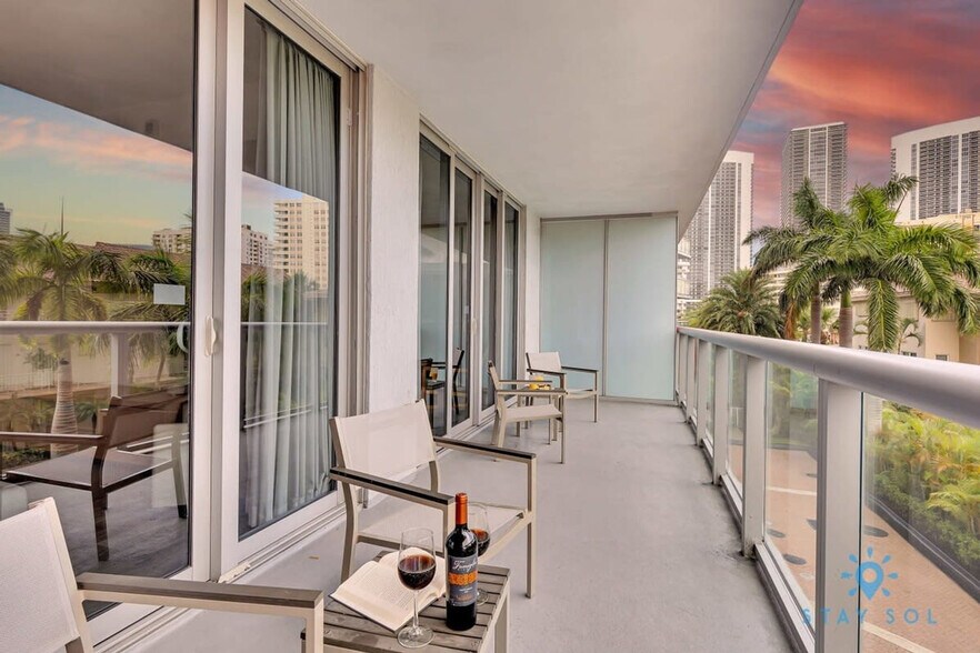 Building Photo - 2602 E Hallandale Beach Blvd