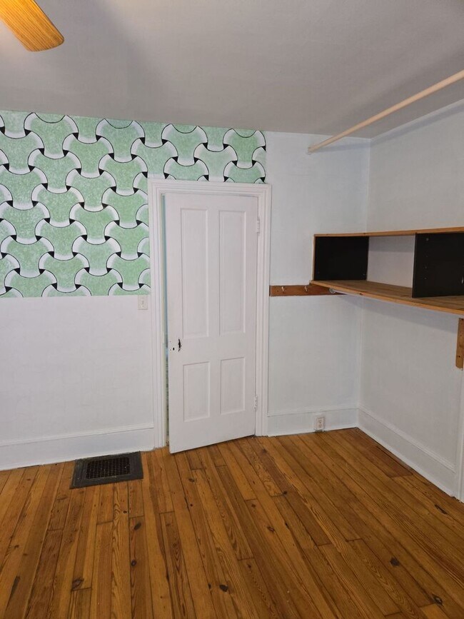 Building Photo - 552 E King St