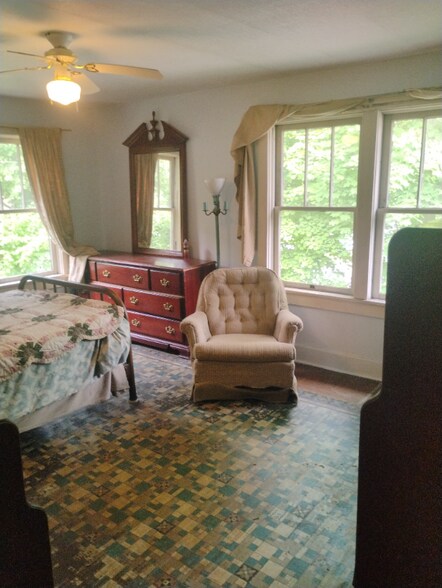 Building Photo - 121 Elm St