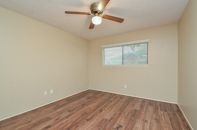 Building Photo - 3027 Colonial Dr