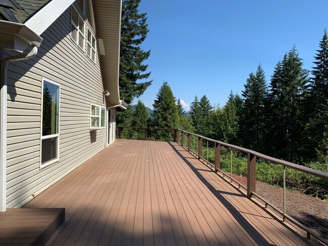 Building Photo - 5 bedroom 3 bathroom gorgeous house with v...