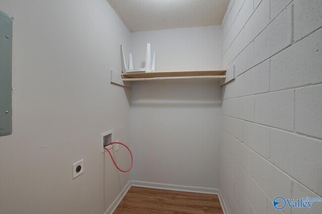 Building Photo - 1328 Oshaughnessy Ave NE