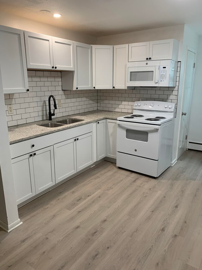 Building Photo - 4200 Lake Breeze Ave