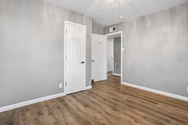 Building Photo - 3 Bedroom, 1 Bath with Garage