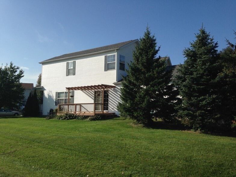 Side of house - 2738 Irving Avenue