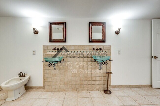 Building Photo - 502 32nd Ave S