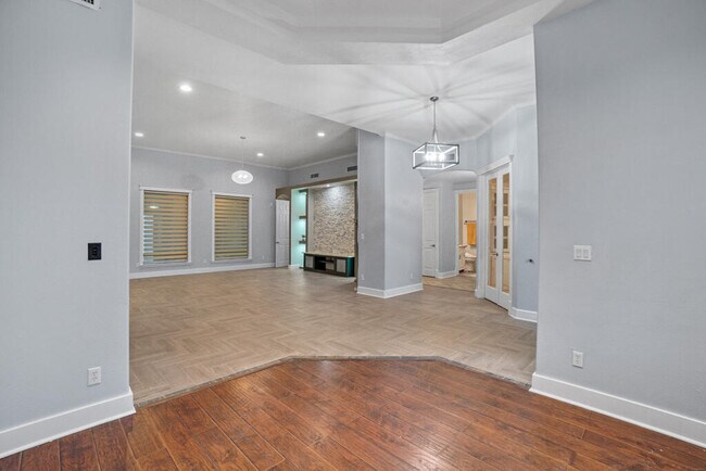 Building Photo - 6464 Snowheights Ct