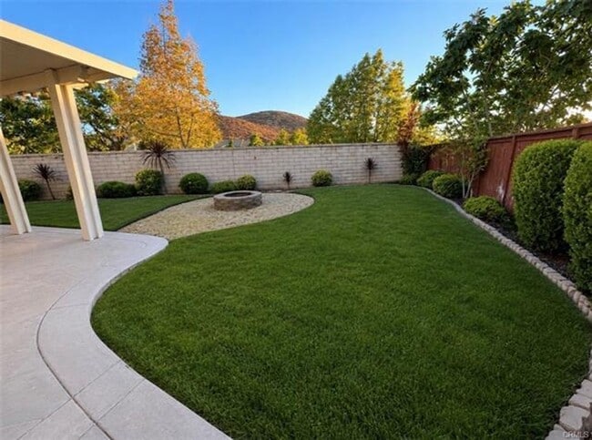Building Photo - Spacious Single Story Home