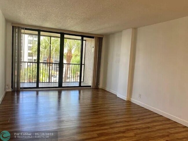 Building Photo - 11 Royal Palm Way