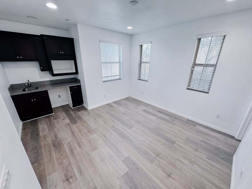 Building Photo - 1310 W Orange Blossom Way