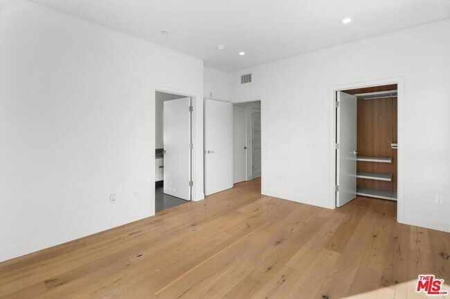 Building Photo - 938 Orange Grove Ave