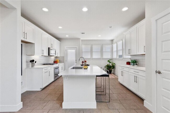 Building Photo - 9507 Gynerium Dr