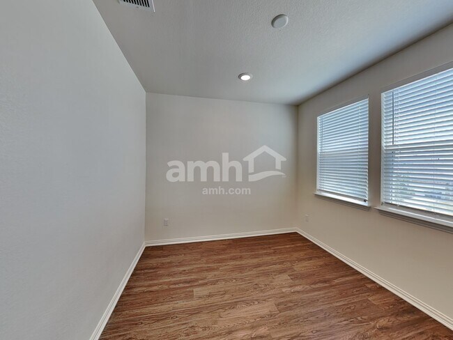 Building Photo - 2725 Wolfcreek