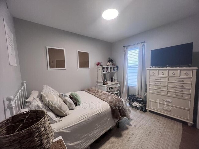 Building Photo - 726 E 2nd St