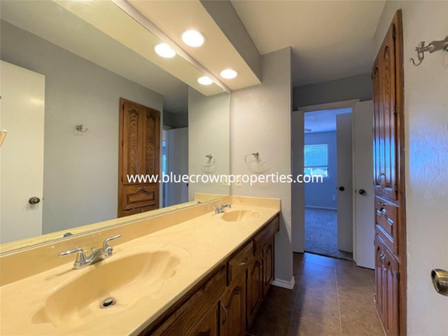 Building Photo - 1920 Oakbluff Dr