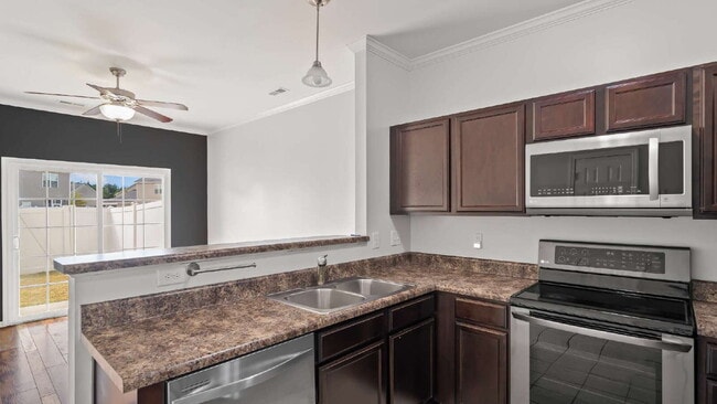 Building Photo - "Charming 2-Bed Townhouse with 2.5 Baths i...