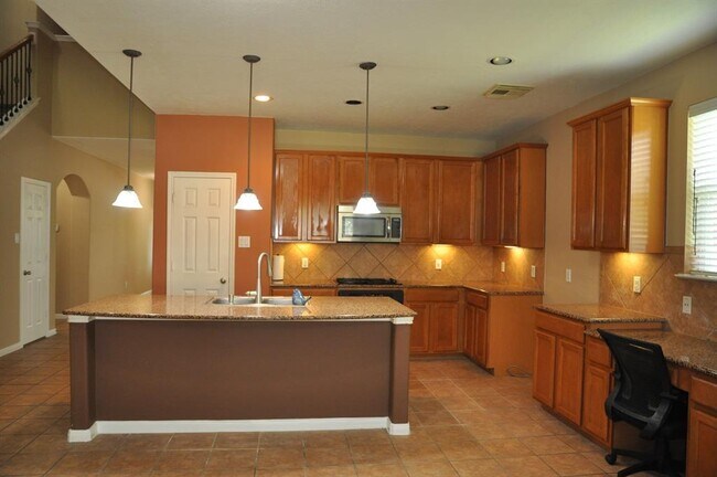 Building Photo - 2222 Drake Falls Dr