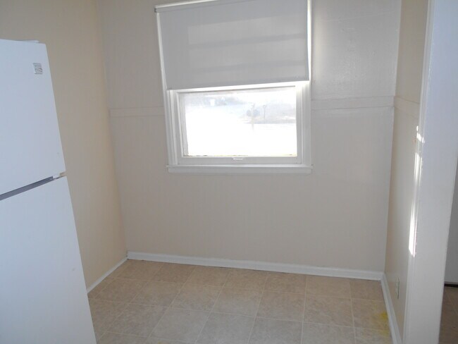 Building Photo - 804 S Crestway St