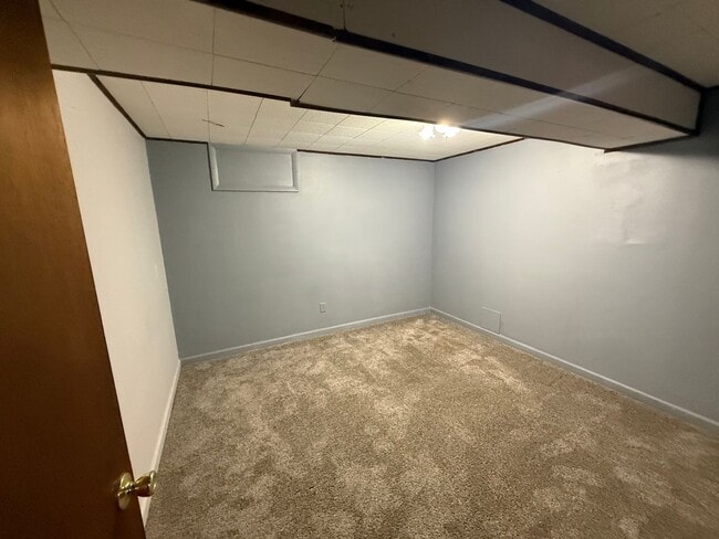 Building Photo - Two bedroom, One and half bathroom house! Pet friendly!