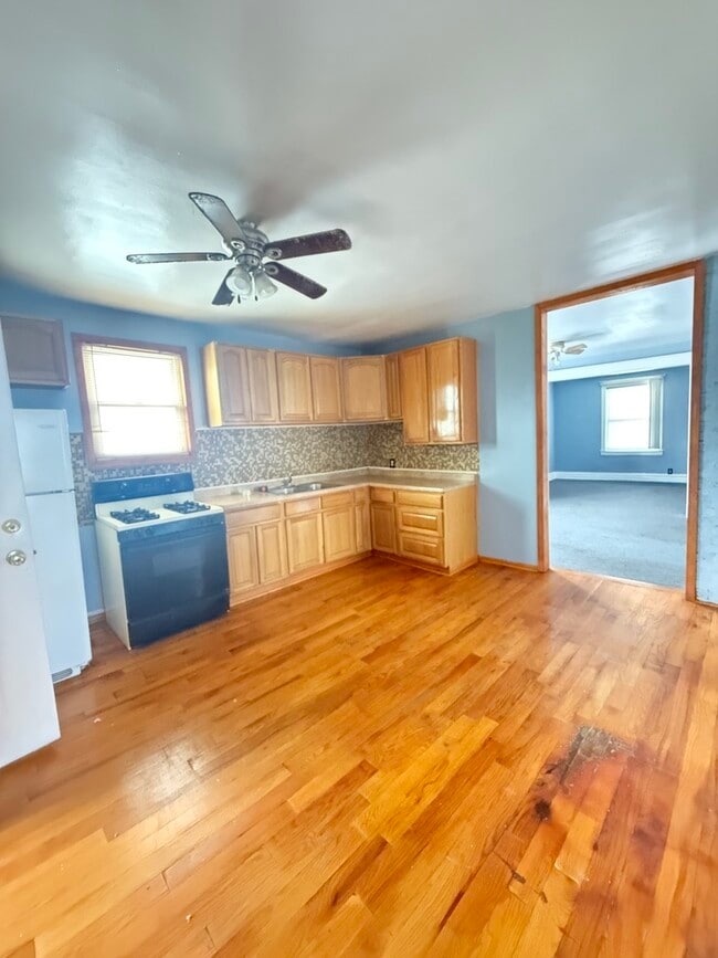 Building Photo - 637 S 14th Ave