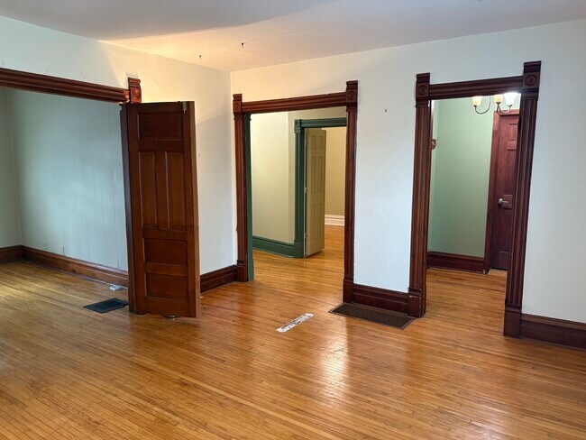 Building Photo - 605 N 13th St