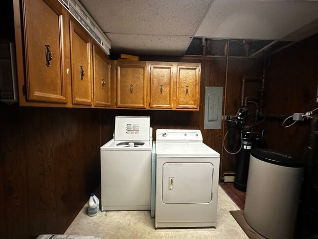 Building Photo - 2bed/1bath Upper Unit/No Garage/ Pets Nego...