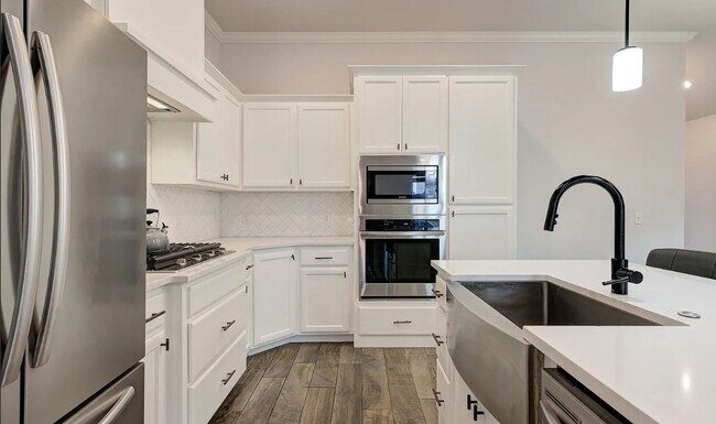 Building Photo - 4 Bedroom 2 Bathroom home with all appliances included