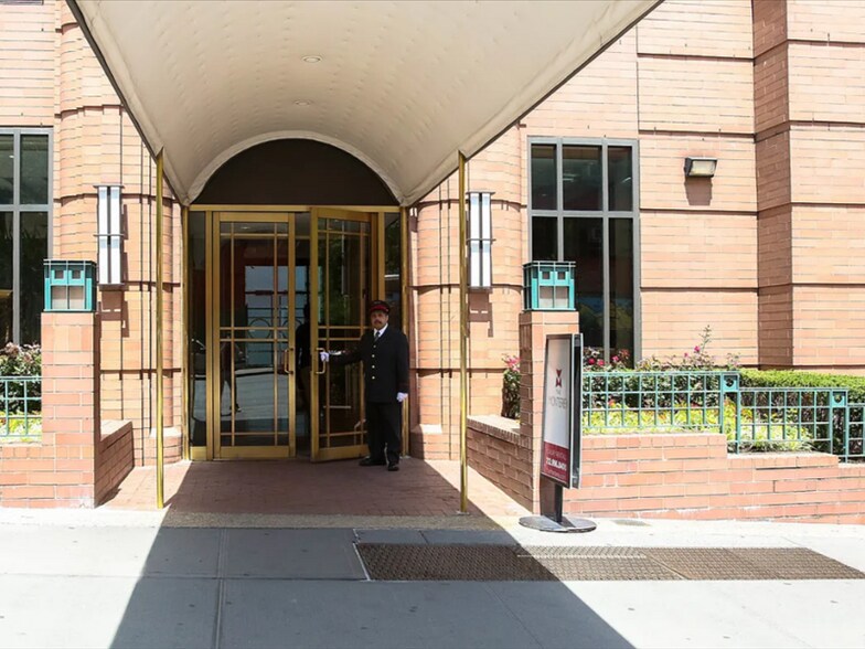 Building Photo - 175 E 96th St