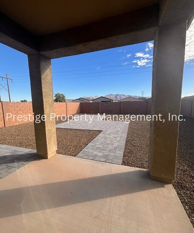 Building Photo - Beautiful 2/2 2-Story West Side Home With ...