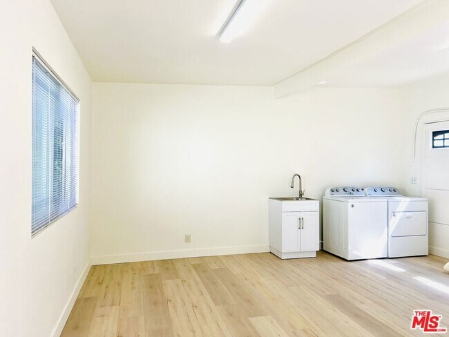 Building Photo - 926 N Pass Ave