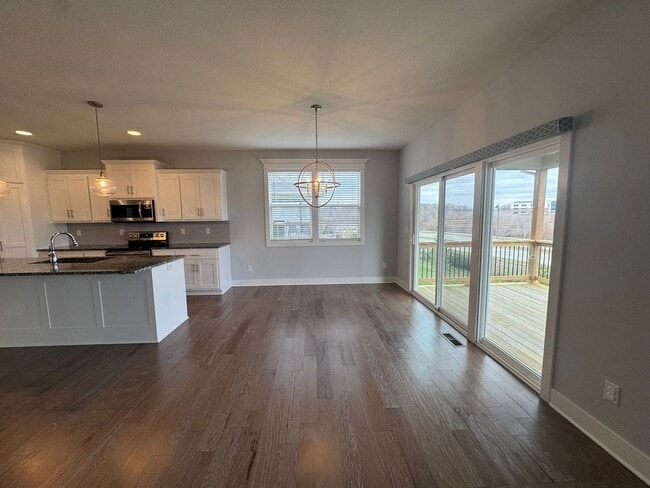 Building Photo - Luxury 5BR 4 BA Home w/ Pool and Clubhouse Access in GREAT location!