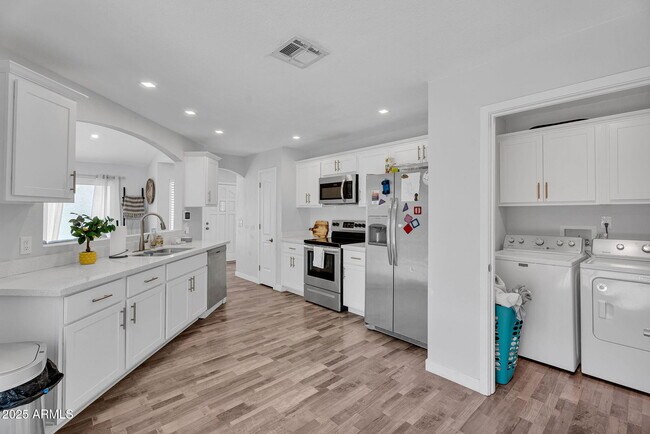 Building Photo - 1510 E Commerce Ave