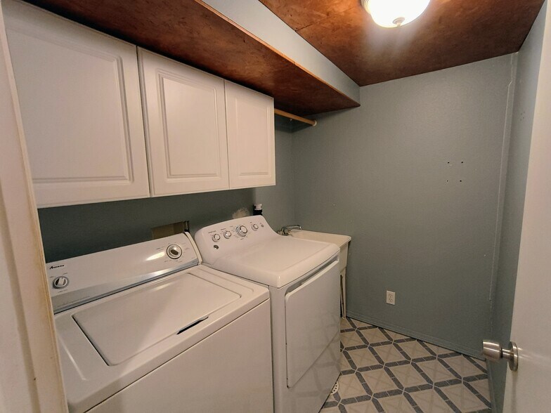 Building Photo - 235 Hemlock St