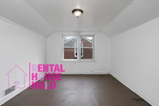 Building Photo - Summer Special~ 3 BEDROOM 1 BATH BUNGALOW ...