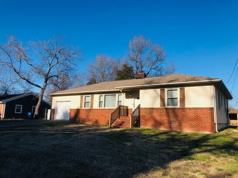 Building Photo - 1509 Peachtree Dr