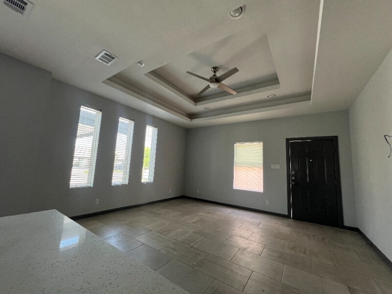 Building Photo - 904 E la Cantera Ave