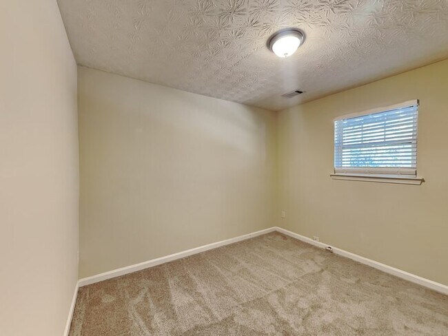 Building Photo - Charming 3 Bedroom 2.5 Bath Located in Riv...