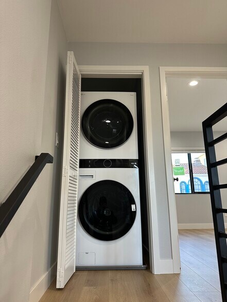 Building Photo - 826 Rose Ave