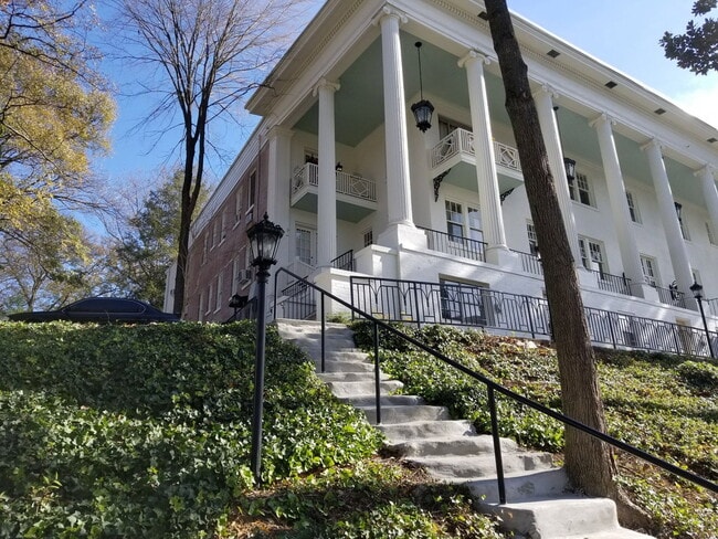 Building Photo - 169 Peachtree Cir NE