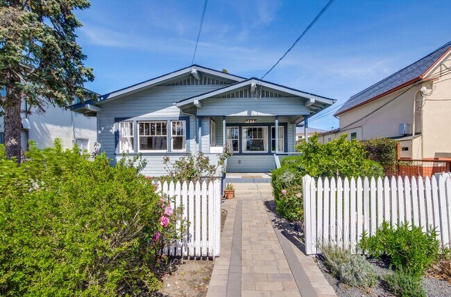 Building Photo - Updated Bungalow located in Downtown Redwood City & 15 miles from SF International Airport