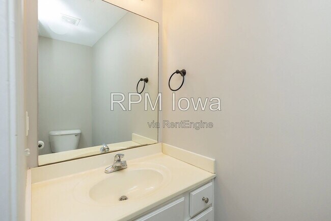 Building Photo - 1108 NE 7th Ln